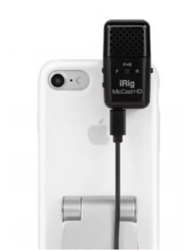 Micrófono Condensador IK iRig Mic Cast HD en uso