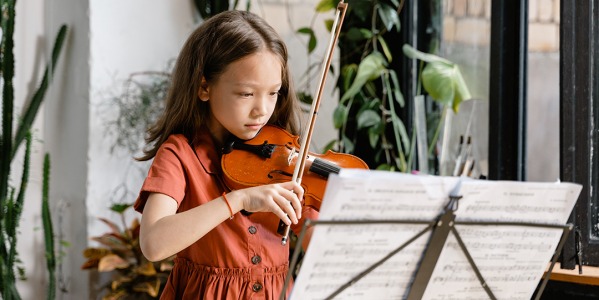 Beneficios de que los niños toquen instrumentos musicales